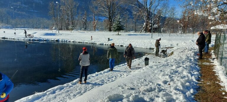 laghetto di chiuro con neve