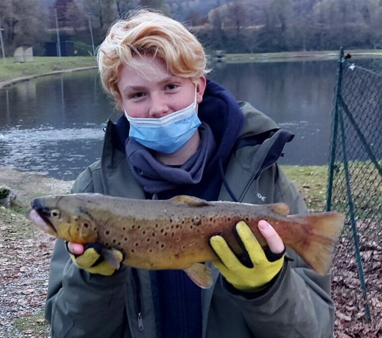 laghetto di chiuro ragazzo con trota