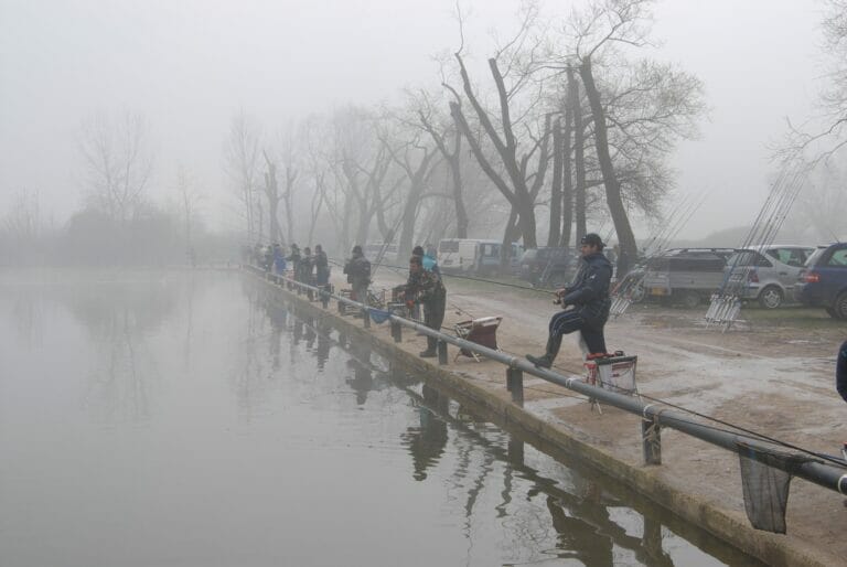 lago sistoriccio garisti tra la nebbia