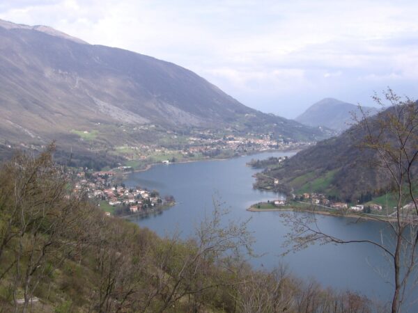 Riva del Lago di Endine nel comune di Endine Gaiano