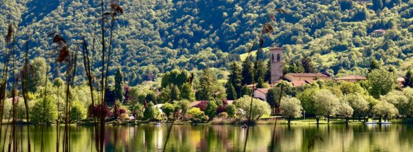 Sponda orientale del Lago di Endine con la chiesa di Monasterolo del Castello