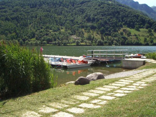 Pontile di legno per la pesca sulla sponda occidentale del Lago di Endine