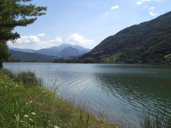 Lago di Endine visto dalla sponda occidentale lungo la SS42
